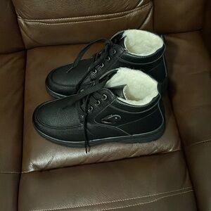 New men’s shoes size 8